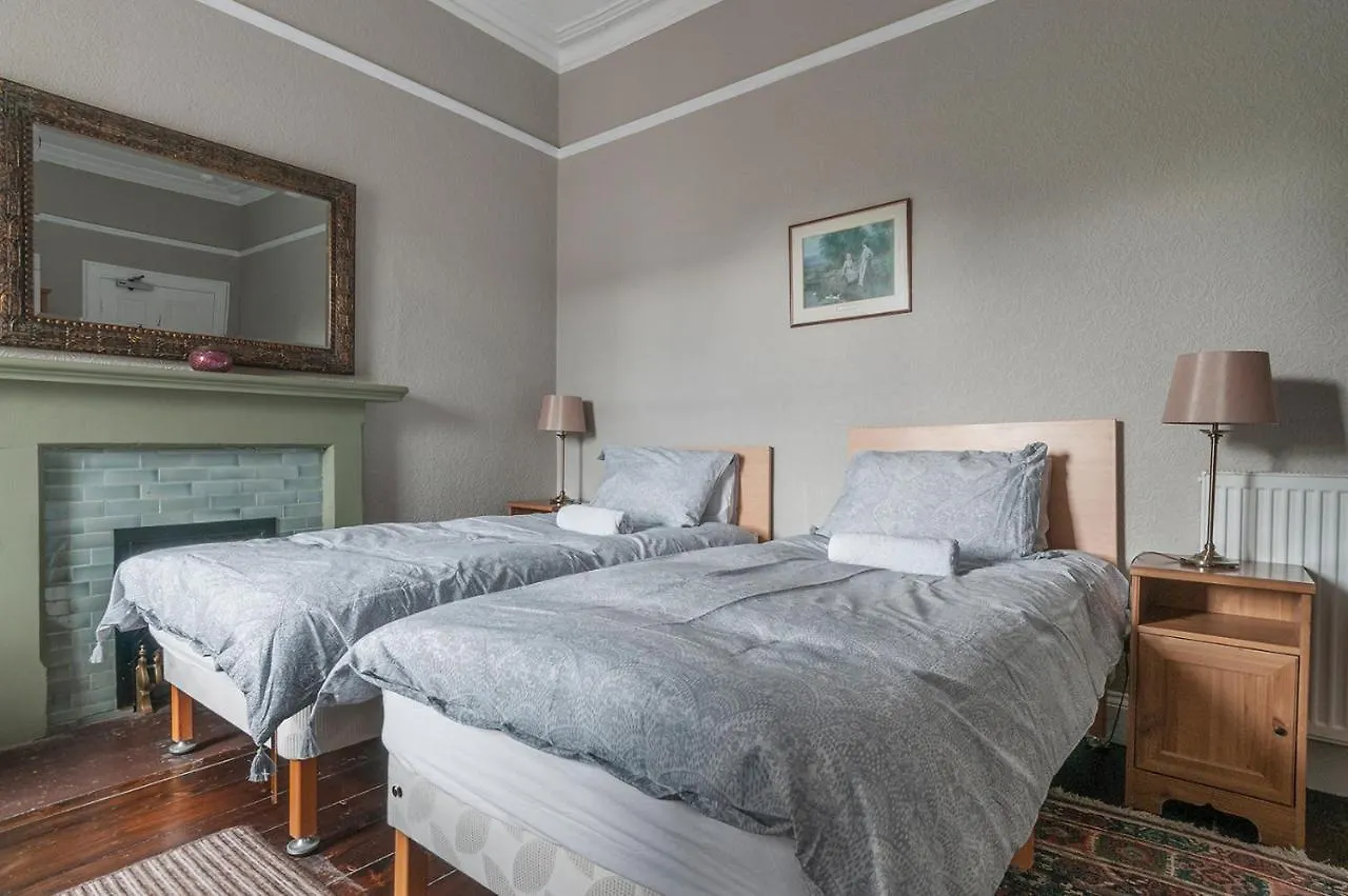 Aynetree Guest House Эдинбург 3*,